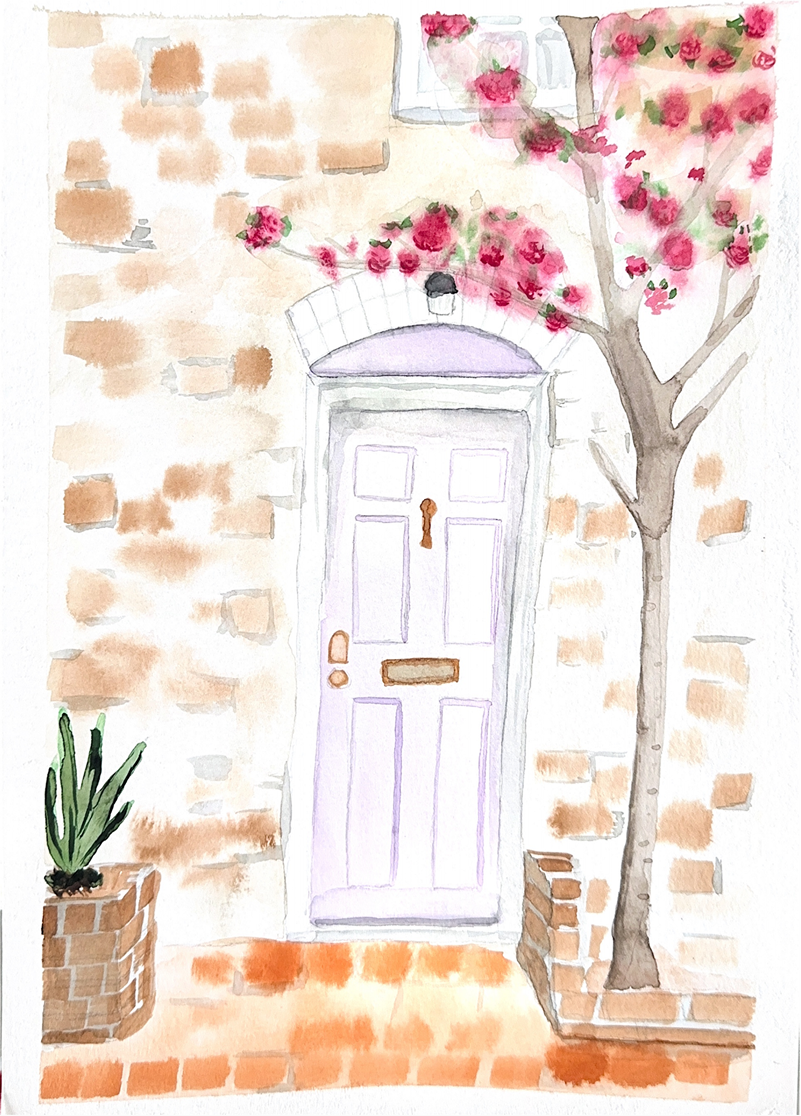 Ruční malba vstupních dveří do domu s kamenou zdí, napravo od dveří je strom s červenými květy. 